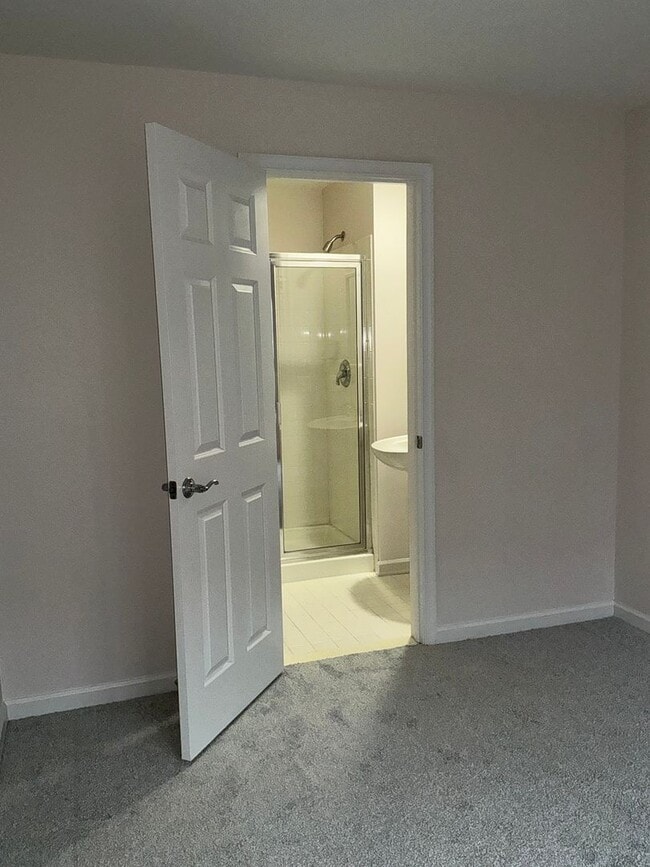 Building Photo - Beautiful 4BR 4.5BA 4 level townhome with 2 car attached garage located in the Fallsgrove Community
