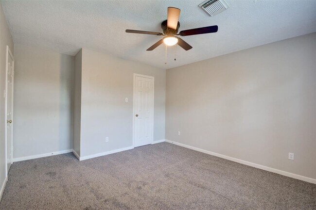 Building Photo - 539 W North Hill Dr