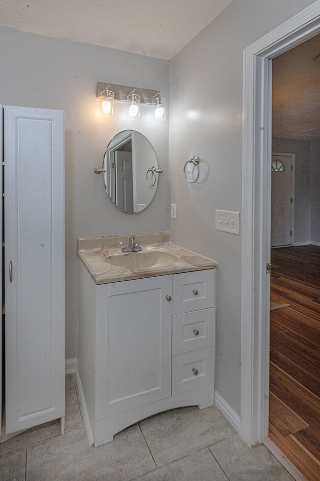 Building Photo - 4527 Fairview Dr