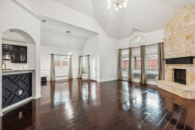 Building Photo - Luxurious in Little Elm