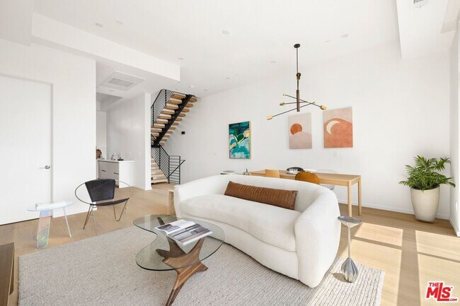 Building Photo - 1227 N Formosa Ave