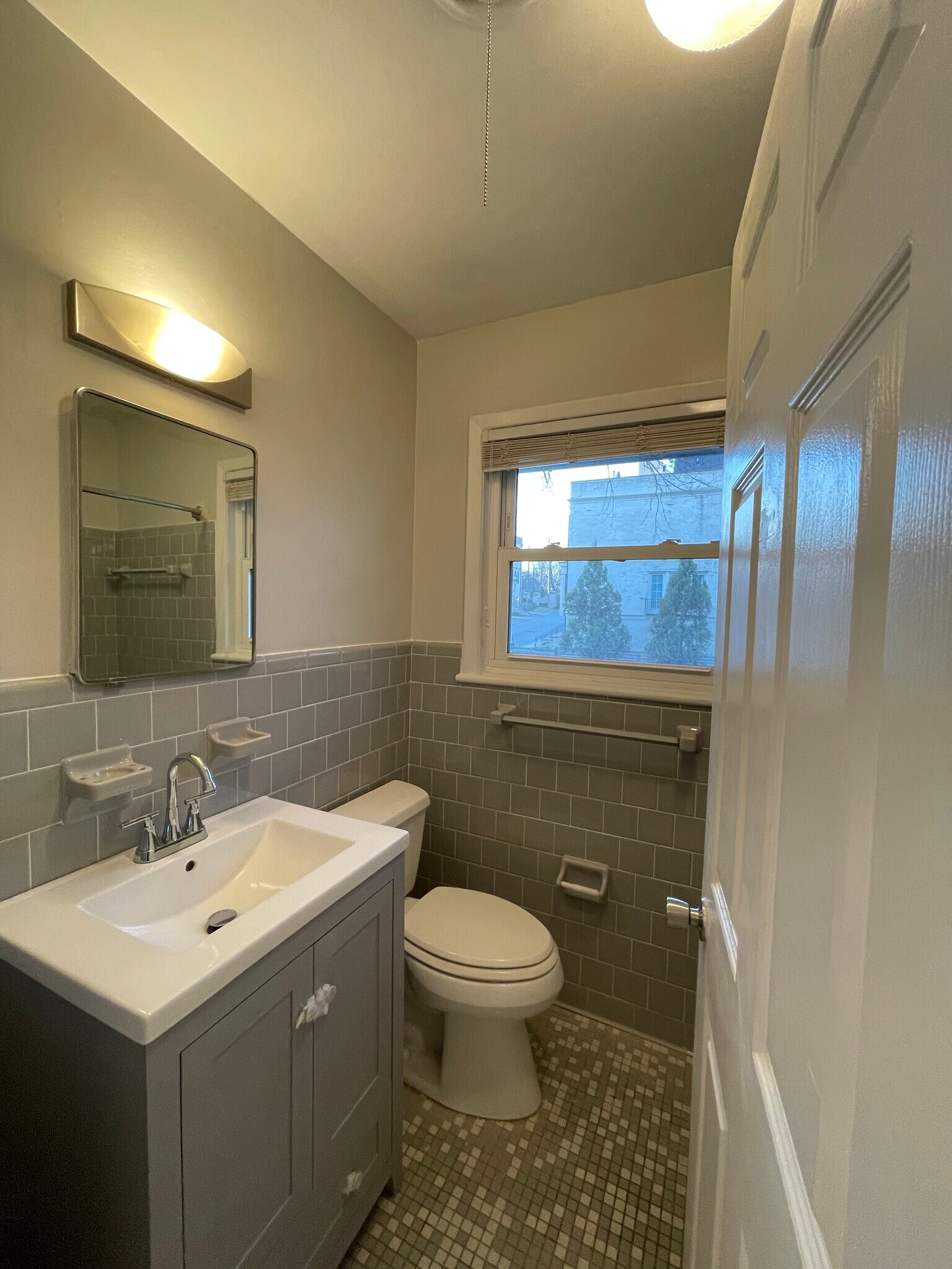 BATHROOM - 3668 Kingsboro Rd NE