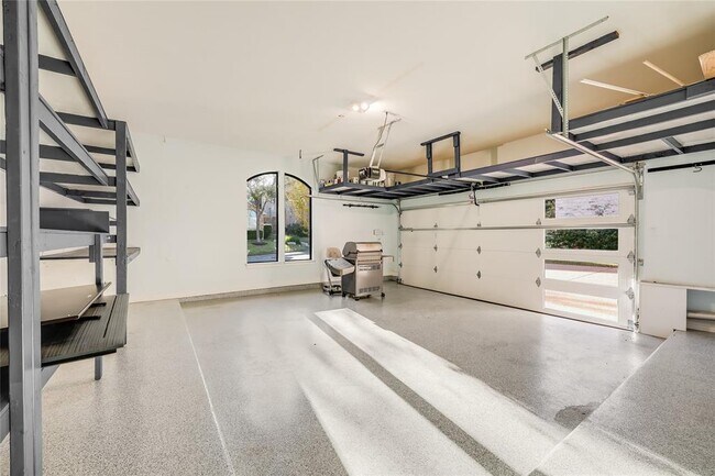 Building Photo - 12120 Carlsbad Dr