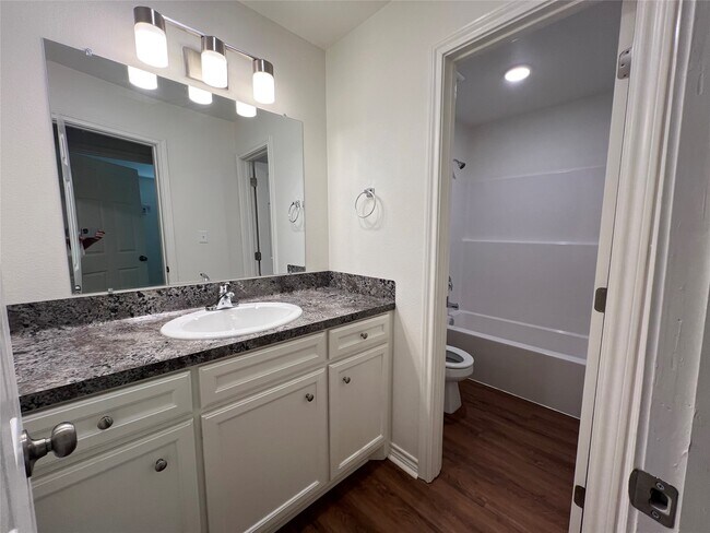 Building Photo - 1231 Sycamore Ave