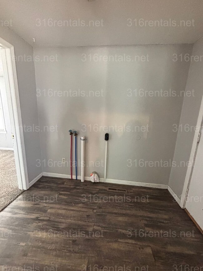 Building Photo - Two bed one bath available now!
