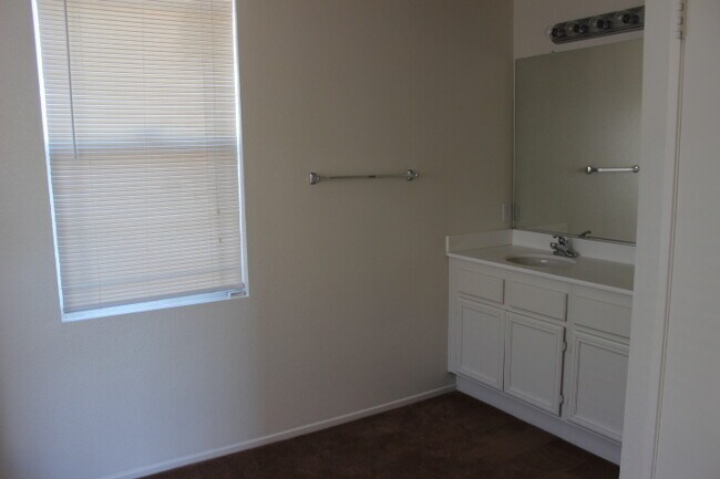 Building Photo - BEAUTIFUL LARGE 5 Bedrooms, 2.75 Bathrooms Home