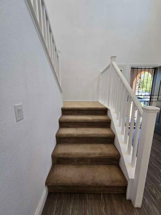 Building Photo - A Fabulous 5 Bedroom Home in Henderson