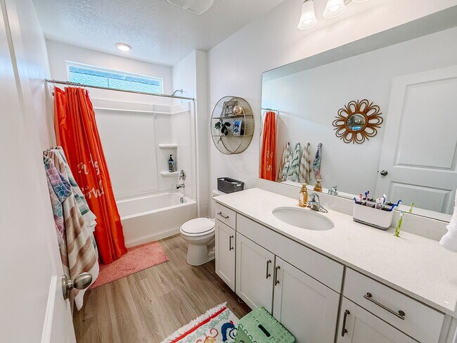 Building Photo - 549 N Orchard Dr