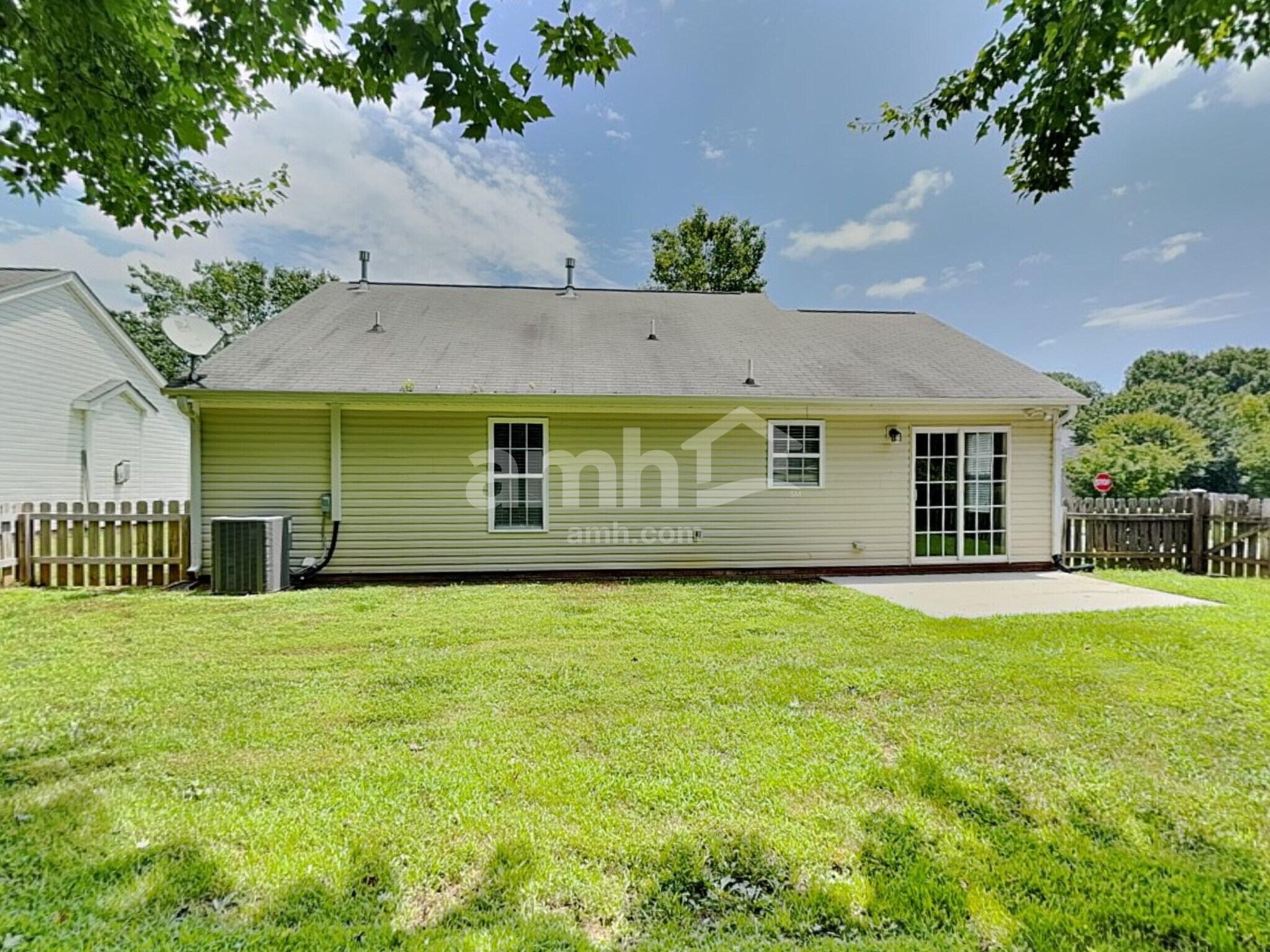 Building Photo - 1860 Oakhurst Park Ln