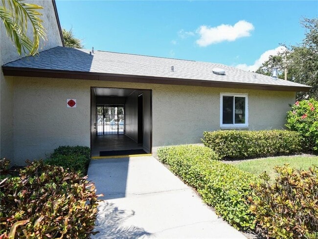 Building Photo - 4215 E Bay Dr