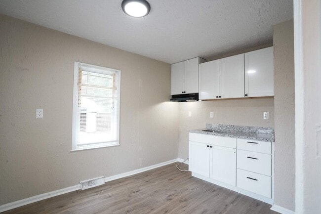 Building Photo - Freshly Renovated 3-Bedroom Home – Quality...