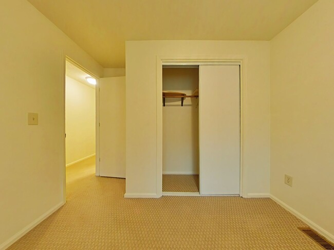 Building Photo - 3 Bedroom Townhouse ~ Close to Corvallis C...