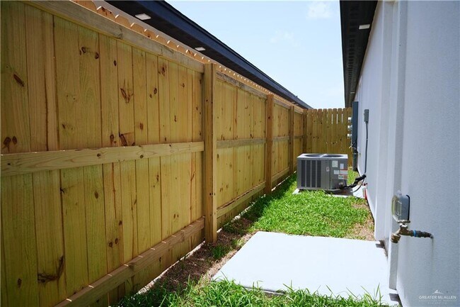 Building Photo - 1213 Woodlands Trails