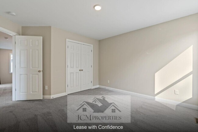 Building Photo - 916 Camden Ct