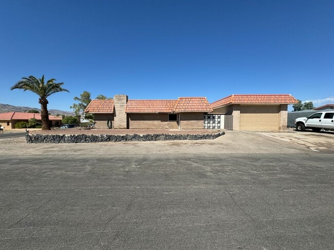 Building Photo - 3 Bedroom Furnished Home with UTILITIES INCLUDED with Courtyard Near the Colorado River 3-12 mont...