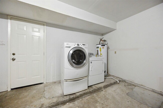 Building Photo - 13895 Hollowgreen Dr