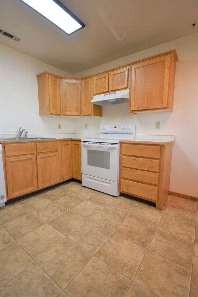 Building Photo - 3BD, 1BA Top Floor Unit