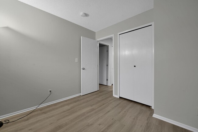 Building Photo - 4550 Glenhaven Dr