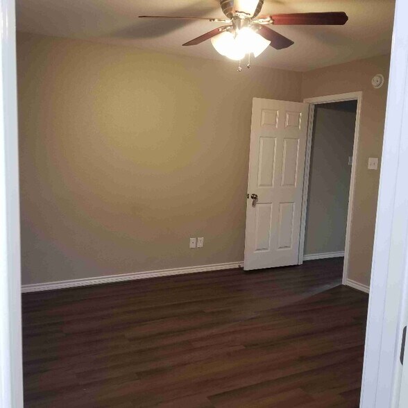 Building Photo - 5009 Blue Haven Dr
