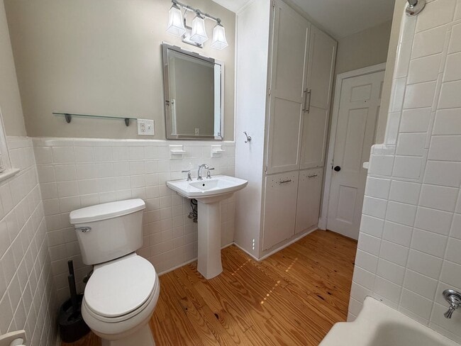 Building Photo - Shorewood Drive