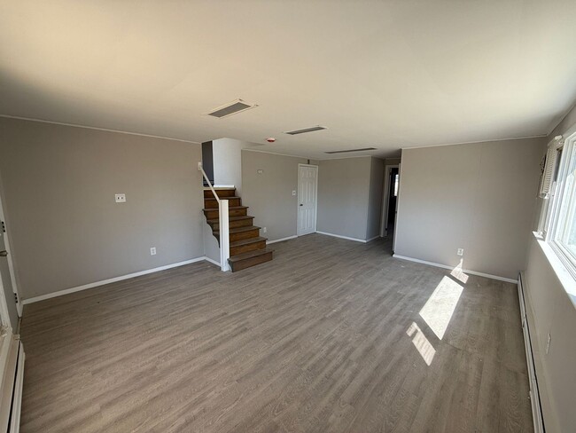 Building Photo - Townhome features 3 bedrooms and 2 bathroo...