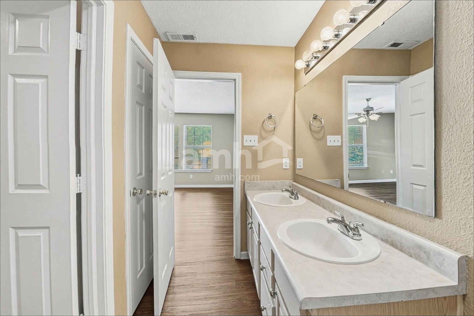 Building Photo - 10981 Clear Spring Dr