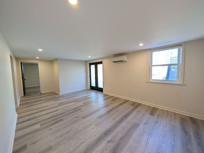 Building Photo - Great West Asheville Location!