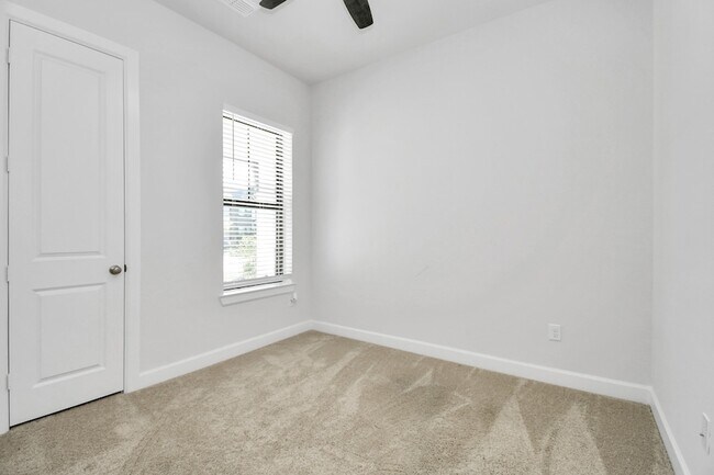 Building Photo - 1535 Park Path Dr