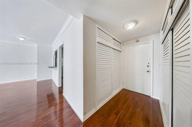 Building Photo - 1408 Brickell Bay Dr
