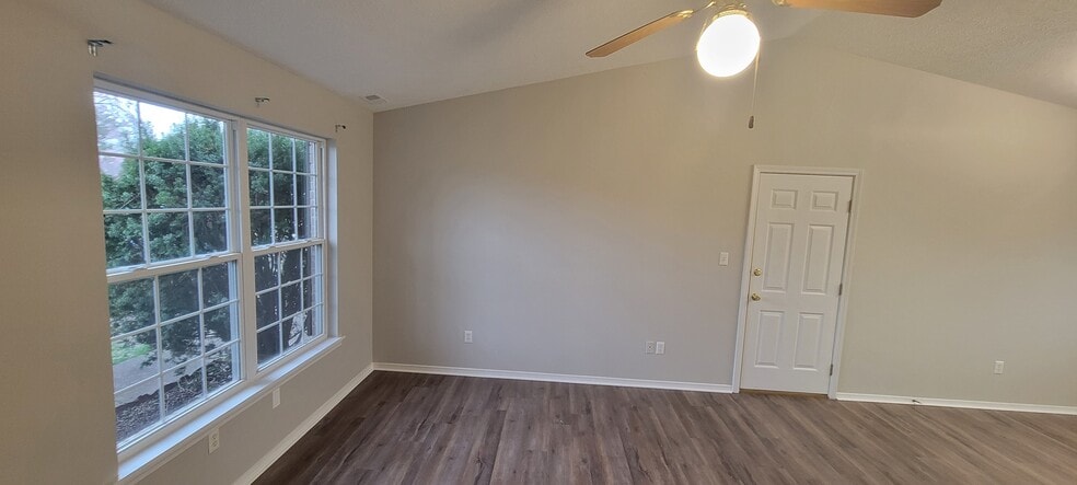 Building Photo - 277 Lakewood Dr