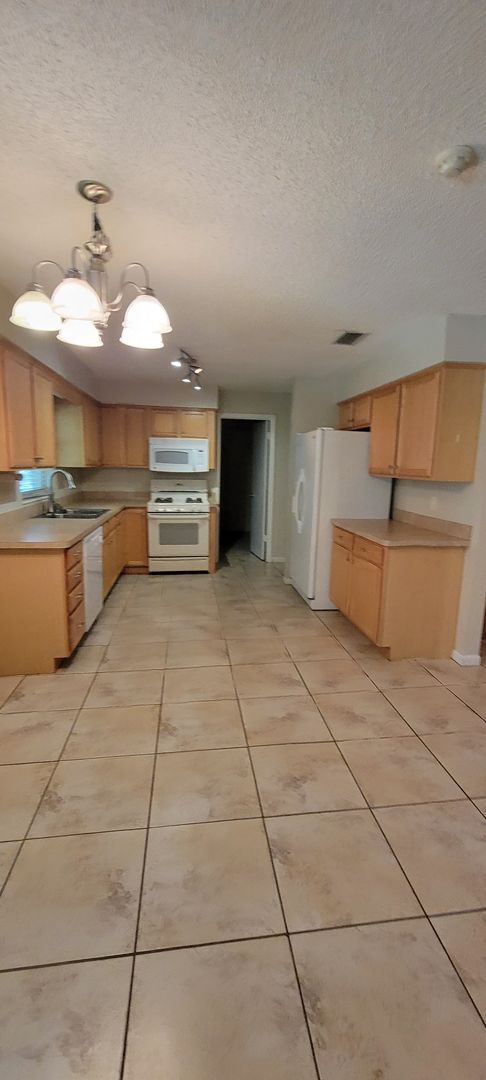 Building Photo - 2220 NW 14th Ave