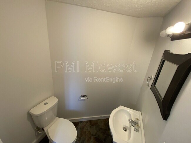 Building Photo - 815 S Calumet St