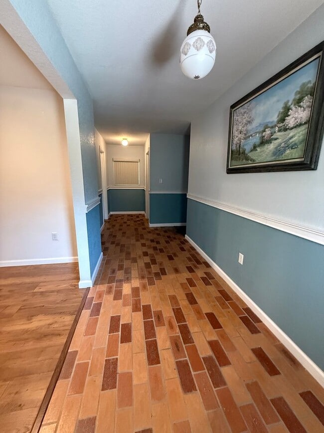 Building Photo - 5 Acre Home!!!!