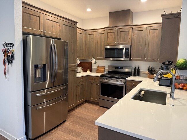 Building Photo - Beautiful 3 Bed/2.5 Bath Townhome - NE Bend