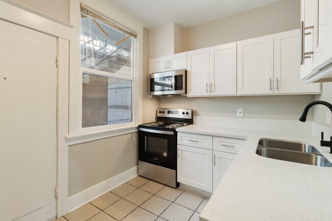 Building Photo - Charming 2BR Home in Prime Tacoma Location...