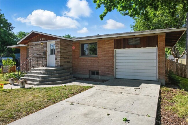 Primary Photo - 303 W Pine Ave
