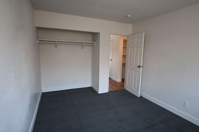 Building Photo - 2 Bedroom Apartment -Las Vegas -NO PETS -1...