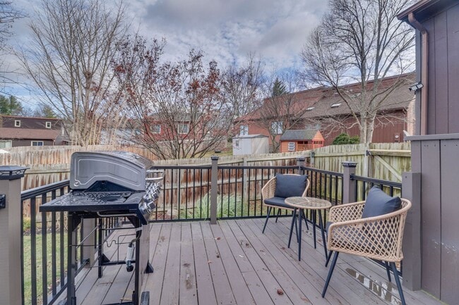 Building Photo - Modern 3BR Duplex with Abundant Natural Light