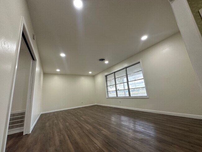 Building Photo - 711 E Locust Ave