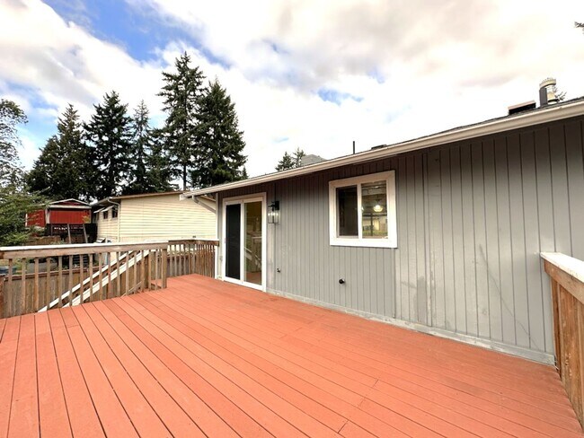 Building Photo - Updated 5 bedroom 2.5 bathroom home in Uni...