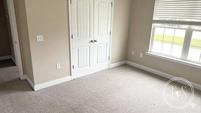 Building Photo - 709 English Oak Dr