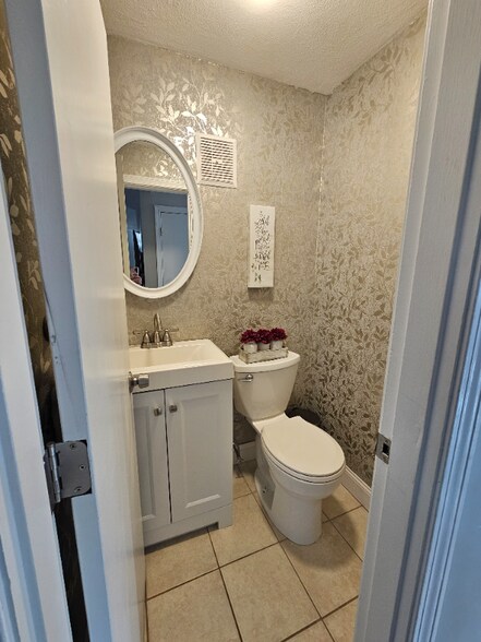 Building Photo - 8 Lee St