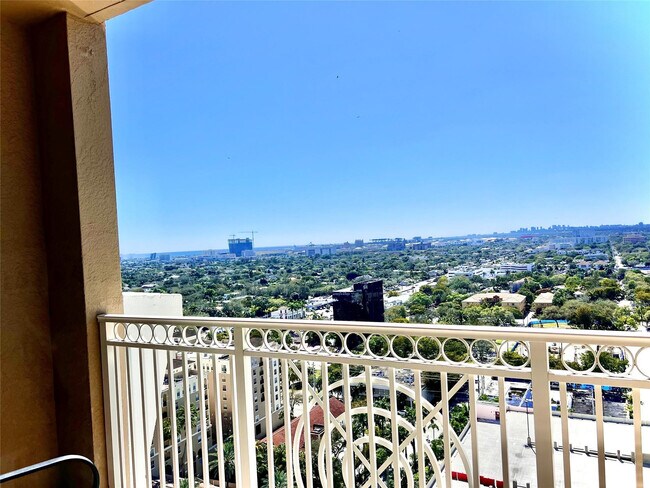 Building Photo - 511 SE 5 Ave