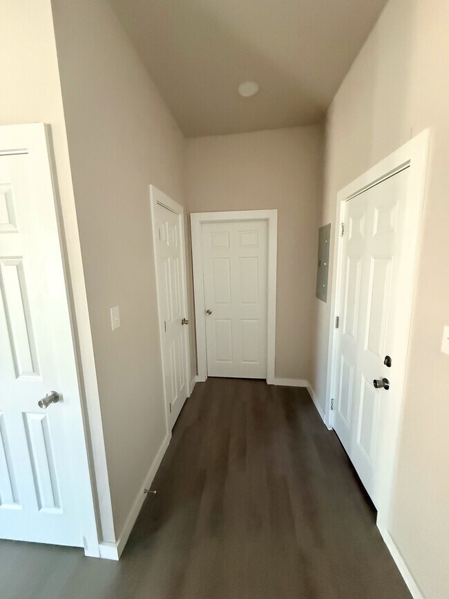 Building Photo - 1131 E Moman Ave