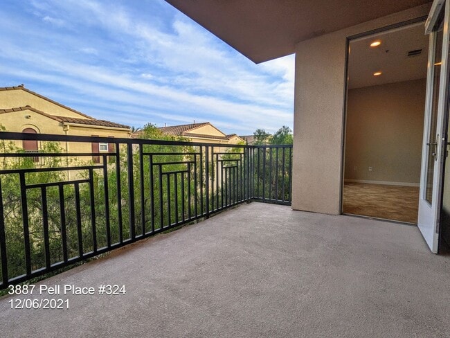 Building Photo - Bright 1 Bed / 1 Bath Condo in Upscale Com...