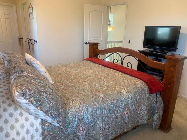 Building Photo - Wonderful East Ventura 4 Bedroom 2.5 Bath Home