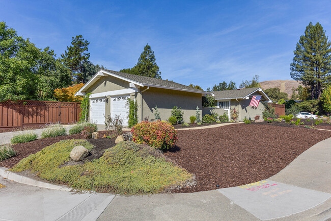 Building Photo - 1266 Larch Ave