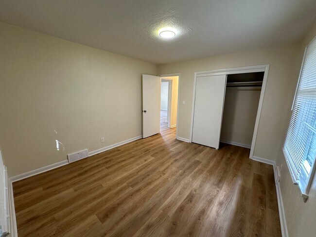 Building Photo - Burien - Recently Renovated 2 Bedroom / 1.5 Bath with Normandy Park Beach Rights