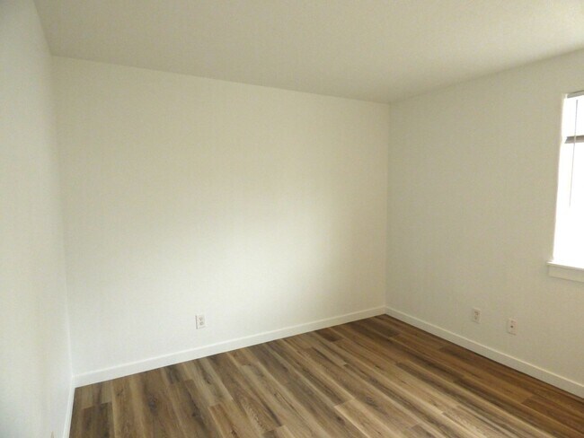 Building Photo - 3 bed 2 bath Duplex