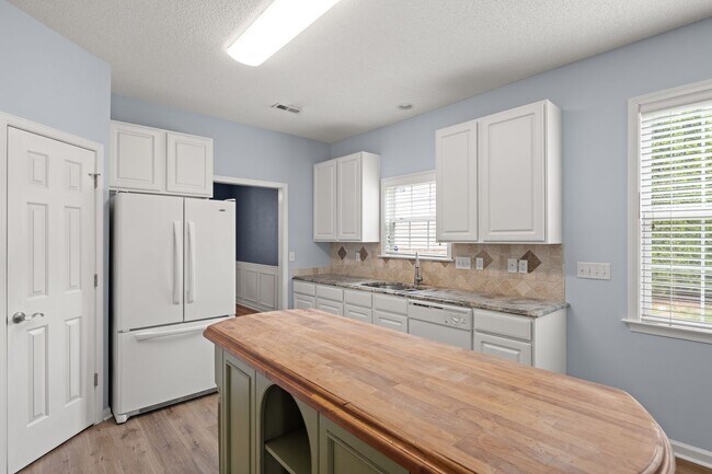 Building Photo - Spacious House in Hadley Park